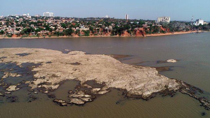 islotes de piedra en el rio paraguay