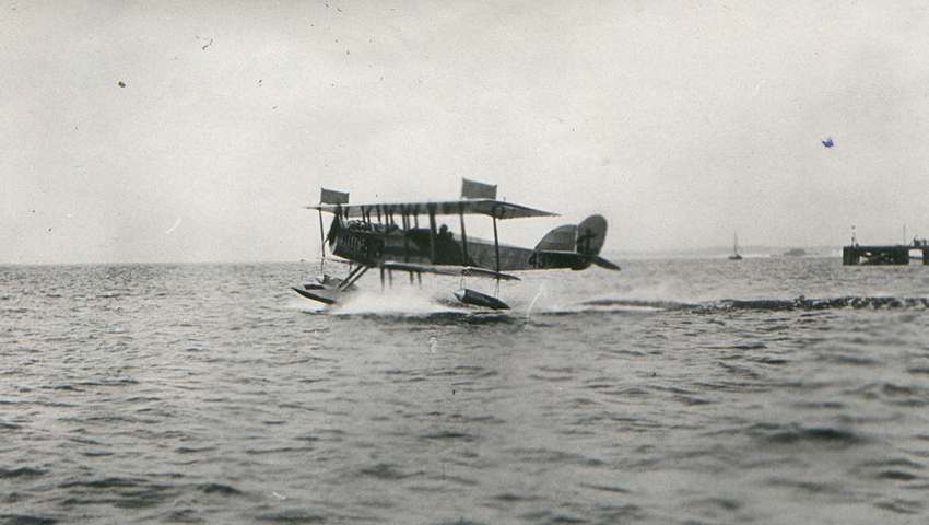 Primer-vuelo-de-Zar-en-Pensacola-con-N9H-1917