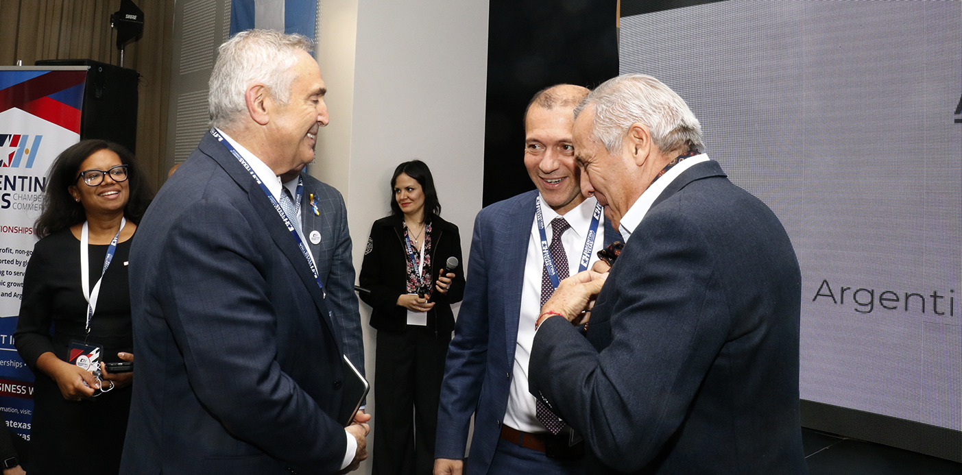 El embajador norteamericano junto al gobernador Omar Gutiérrez y a Jorge Sapag.