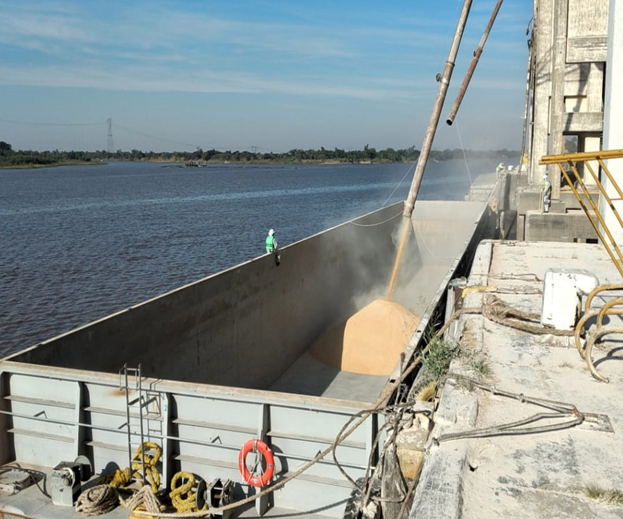 Duro impacto de la bajante del Paraná en el cabotaje fluvial de granos