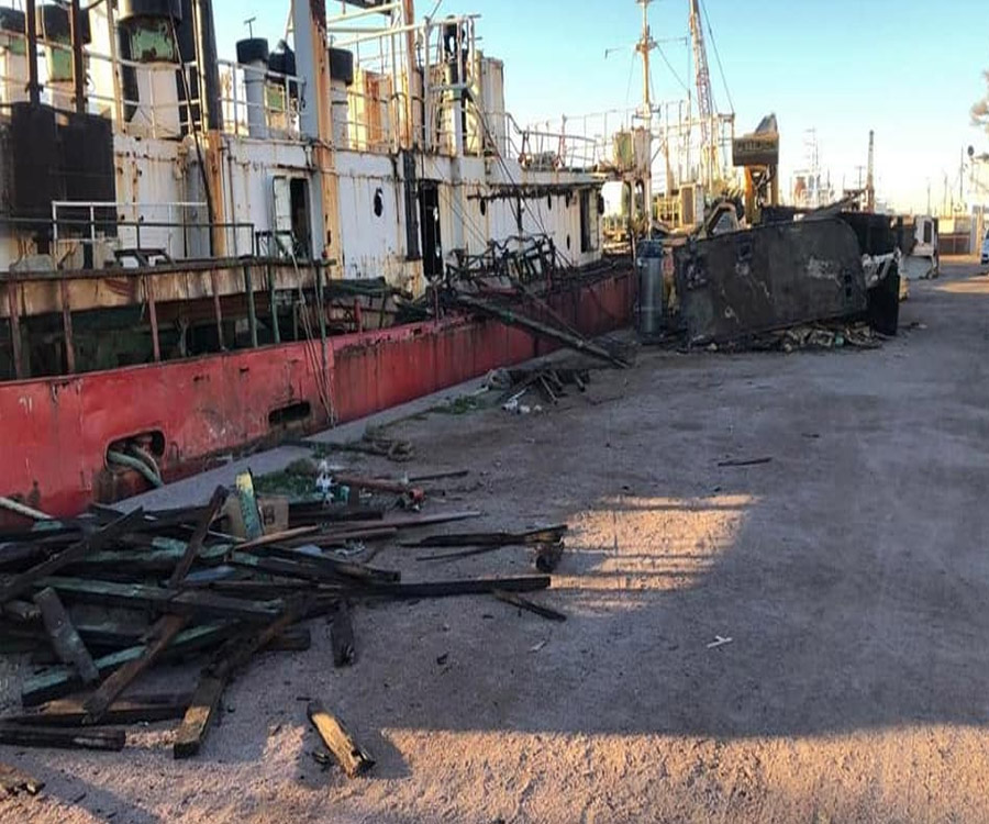 Avanzan las tareas de desguace de buques en Puerto Rosales