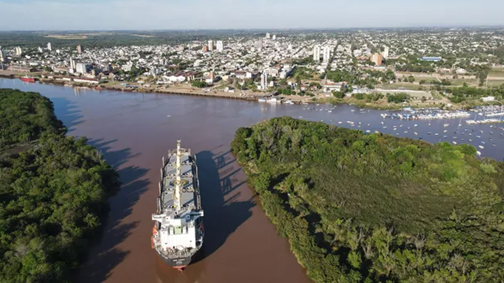 Un nuevo buque carga madera en Concepción del Uruguay