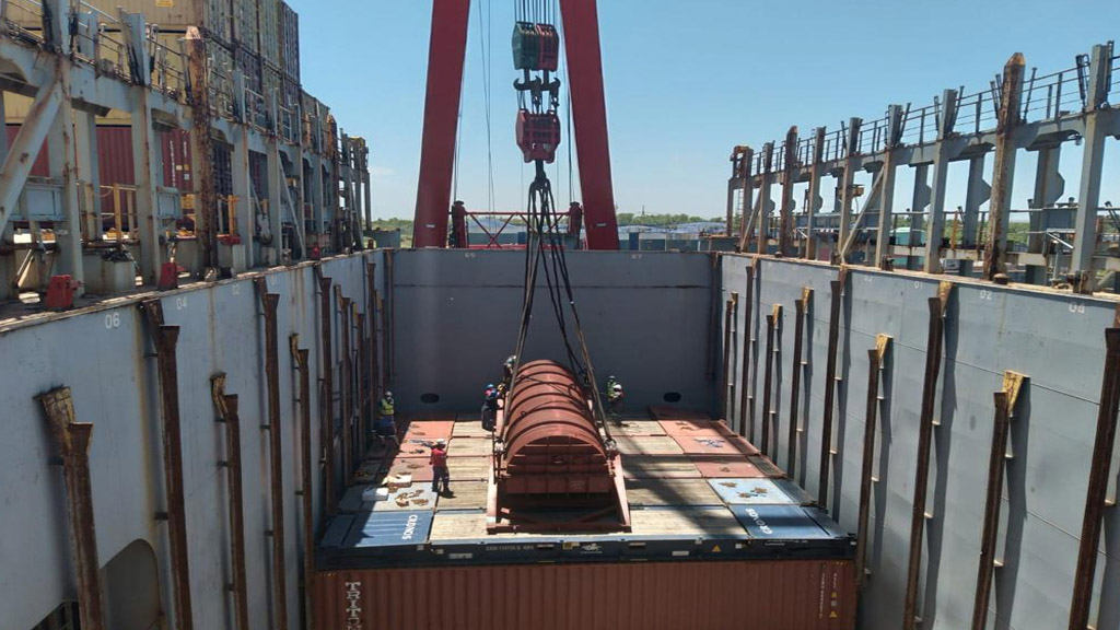 En fotos: movimiento de equipos y cargas pesadas en el puerto de Dock Sud