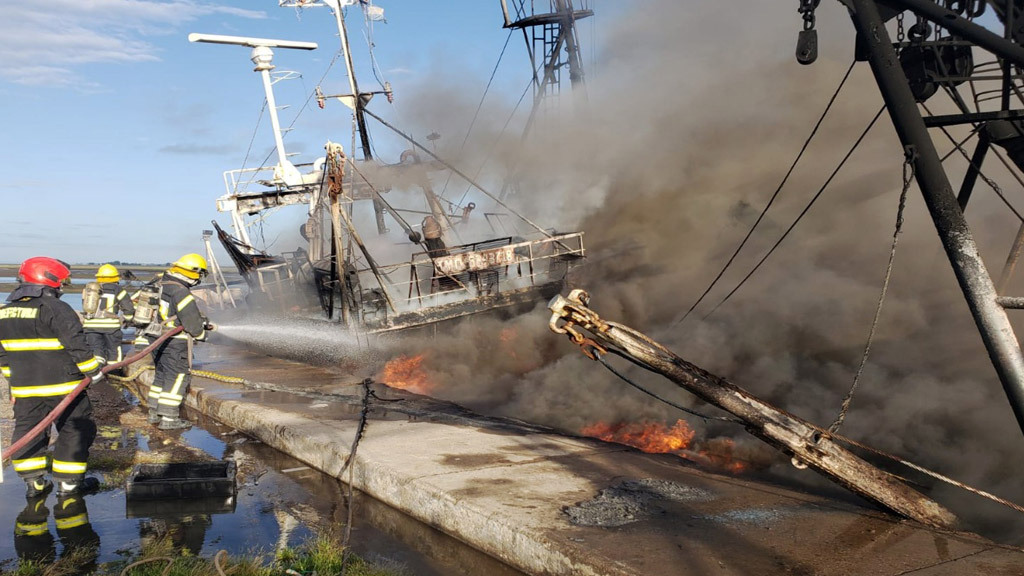 Video: Prefectura combatió un incendio a bordo de un buque en San Antonio Oeste