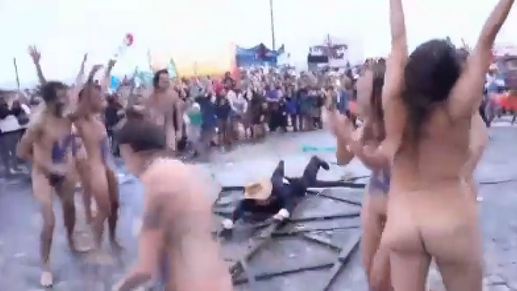 Video: protestaron desnudos contra las petroleras en Mar del Plata