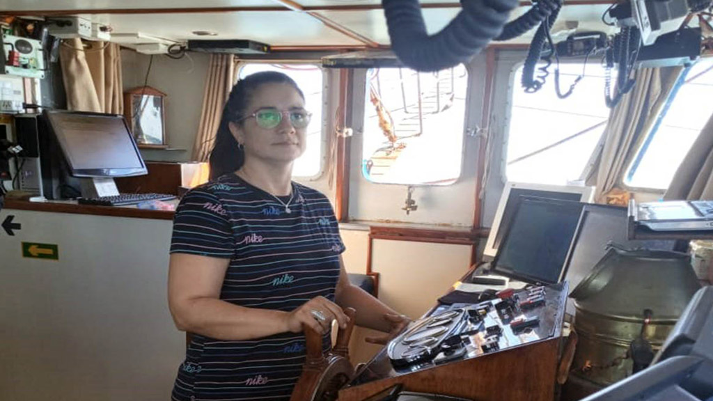 Silvina Contreras, primera mujer en la timonera de la Flota Amarilla de Rawson