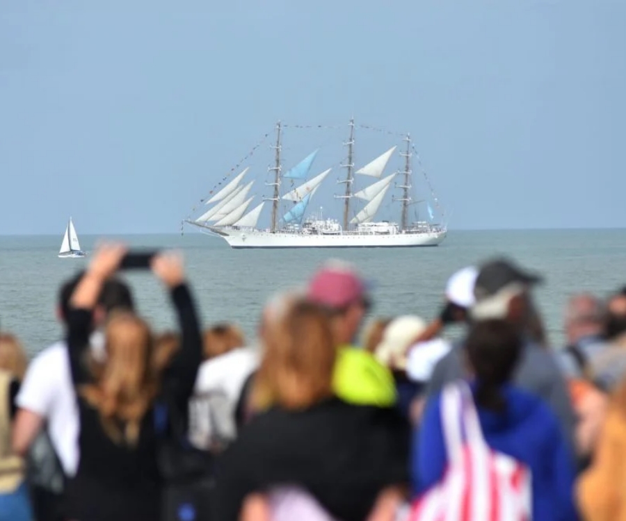 La fragata Libertad encabezó un desfile de embarcaciones en Mar del Plata