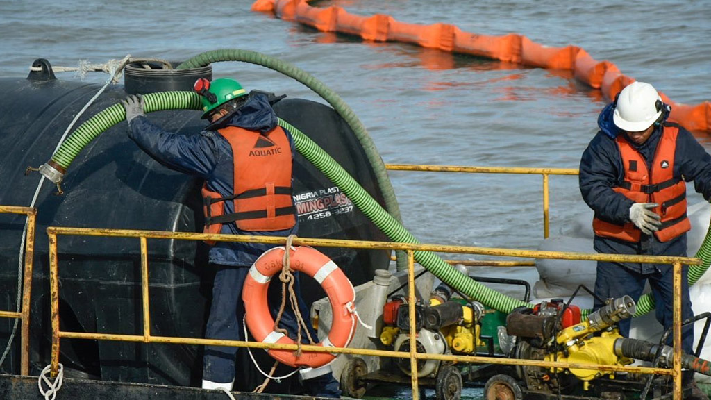 Simulacro de control de derrames de hidrocarburos en el puerto de Bahía Blanca