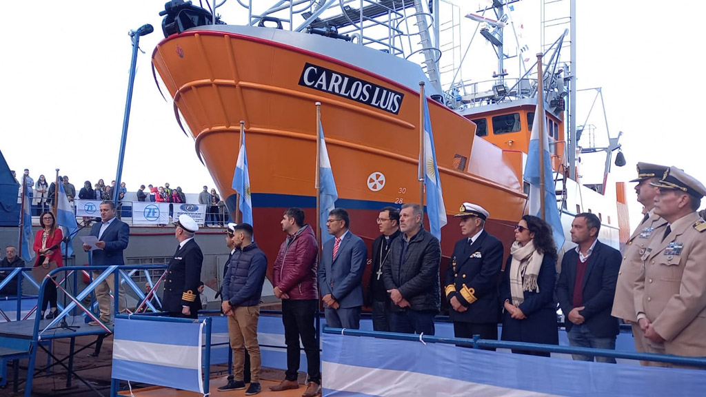 Botaron el pesquero costero Carlos Luis en el puerto de Mar del Plata