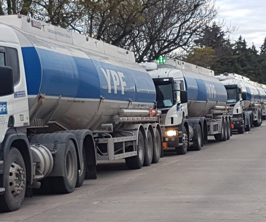 YPF comienza el transporte de petróleo en camión desde Puerto Rosales a Mendoza