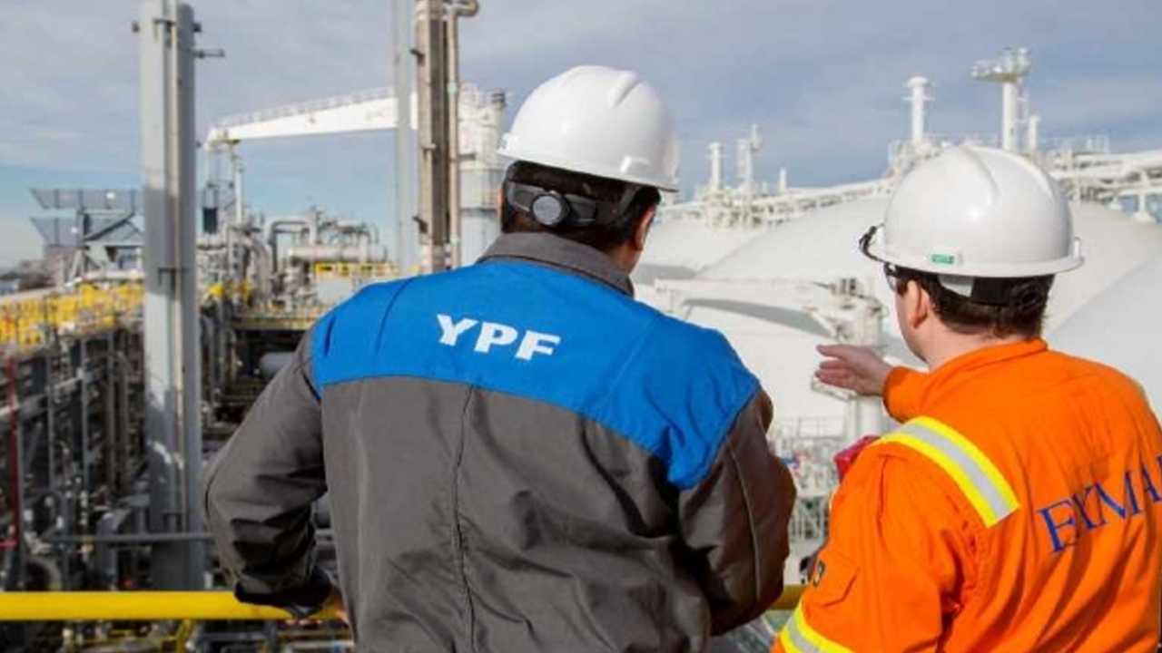Confirmado: YPF rescindió el contrato con Exmar y puso punto final a la barcaza de GNL
