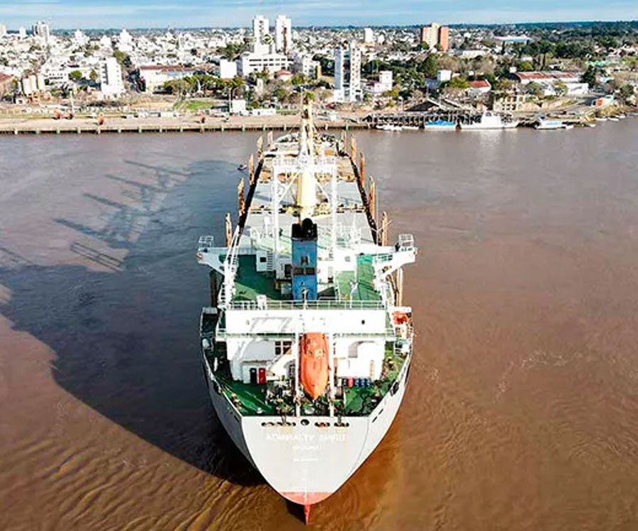 Llegó a Concepción del Uruguay el primero de los tres barcos que exportará madera en julio