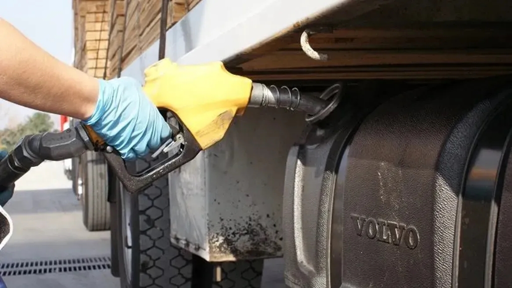 Según la FADEEAC, mejoró el acceso del combustible para los transportistas