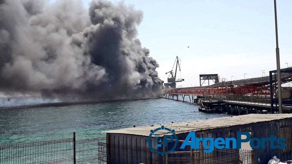 En video: espectaculares imágenes del incendio que afectó al puerto chileno de Mejillones
