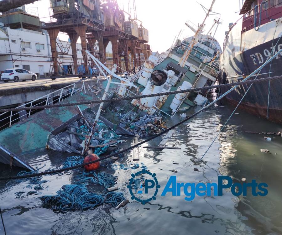 En fotos: se hundió un buque pesquero judicializado en el puerto de Bahía Blanca