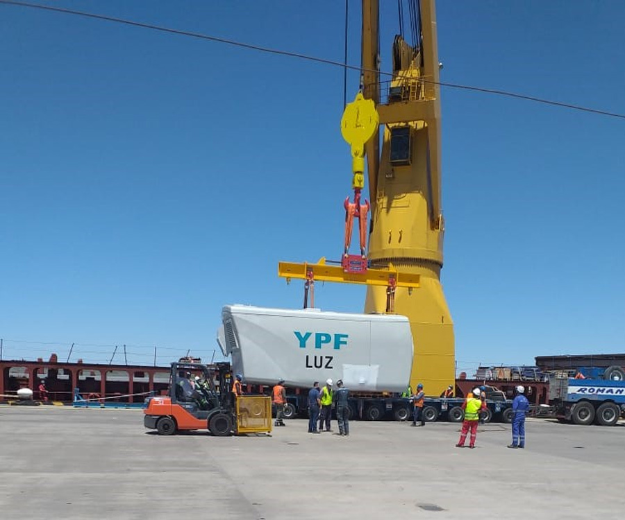 Descarga en Bahía Blanca de componentes para un nuevo parque eólico de YPF Luz