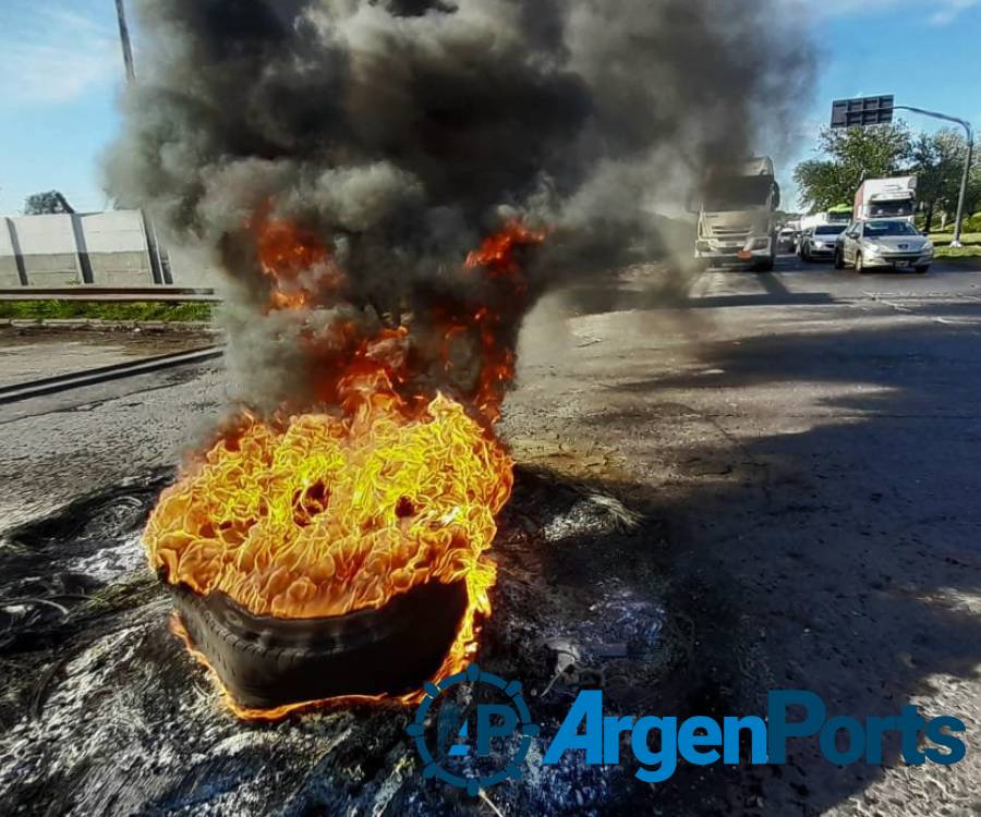 Trabajadores del puerto de Rosario paran en protesta por despidos