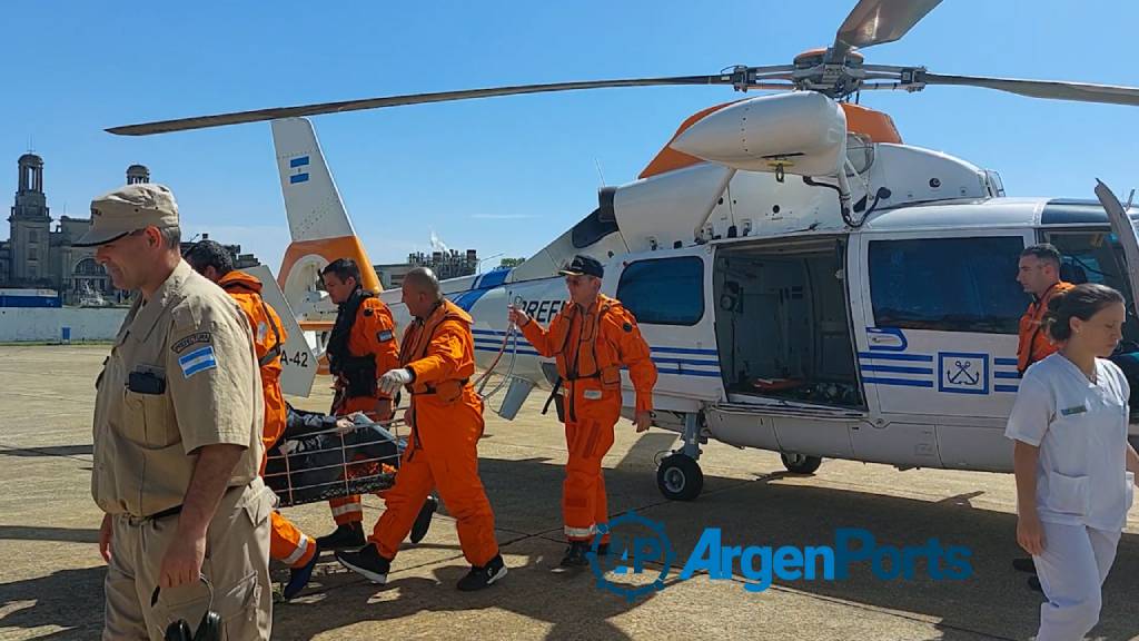 Prefectura aeroevacuó de urgencia al capitán de un buque en el Río de la Plata