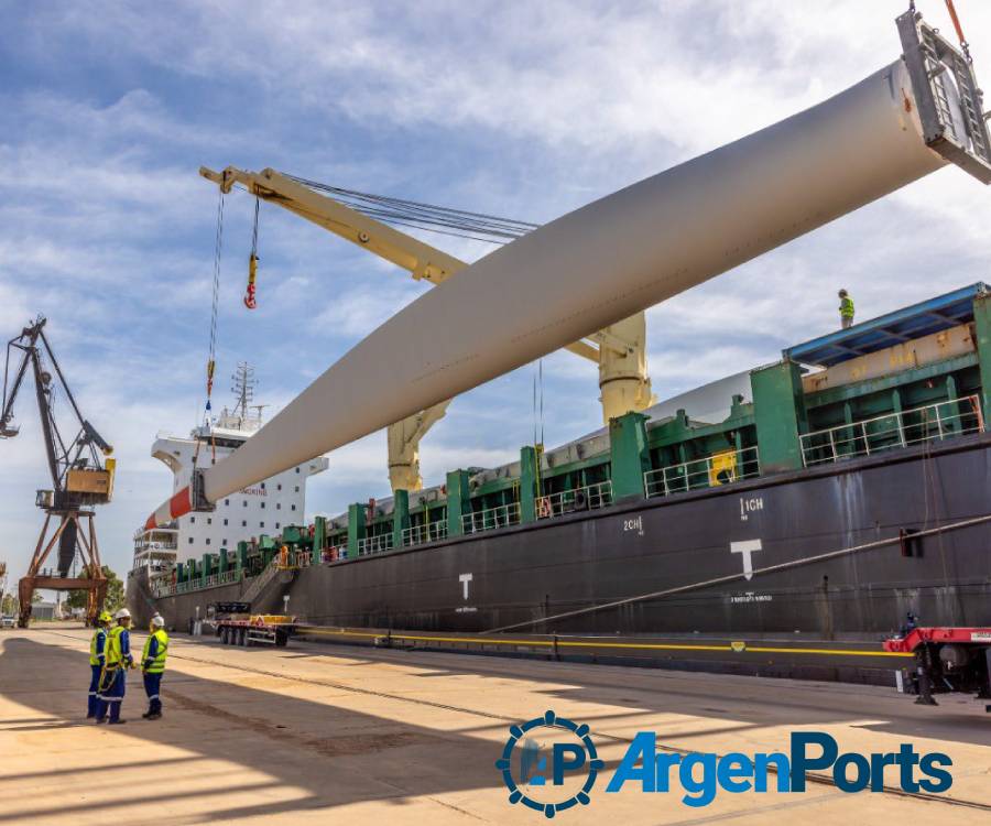 Incesante descarga de aerogeneradores en el puerto de Bahía Blanca