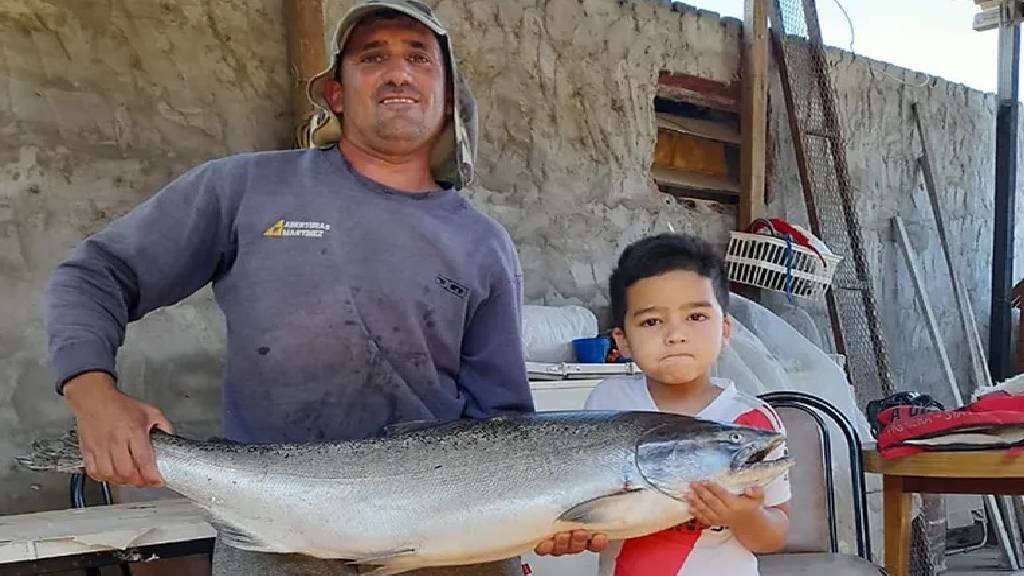 La aparición de dos salmones en el río Paraná sorprende a pescadores y científicos