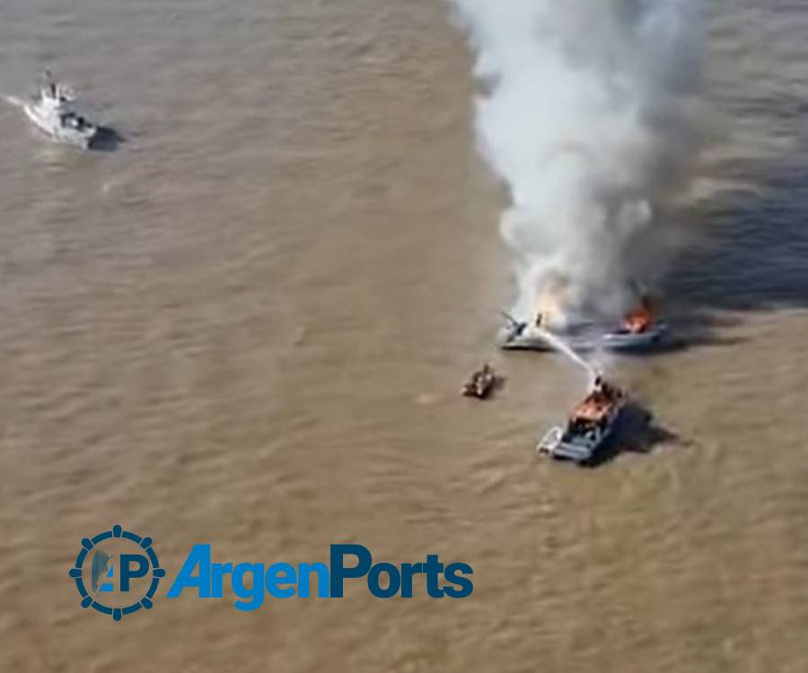 Video: Incendio en el Río de la Plata. Rescataron a tres tripulantes de una embarcación