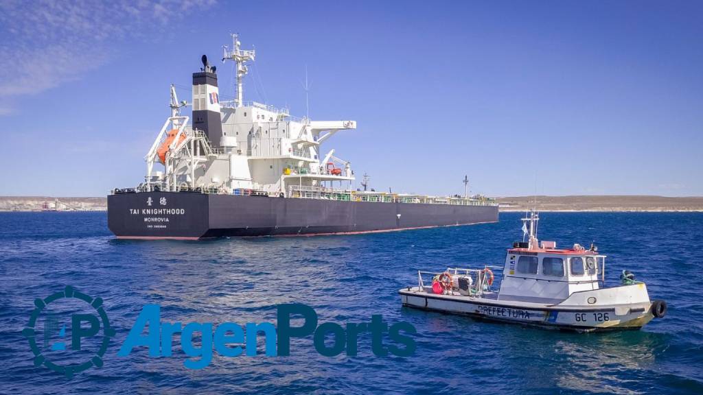 En fotos: avanza en la rada de puerto Madryn la reparación del granelero chino