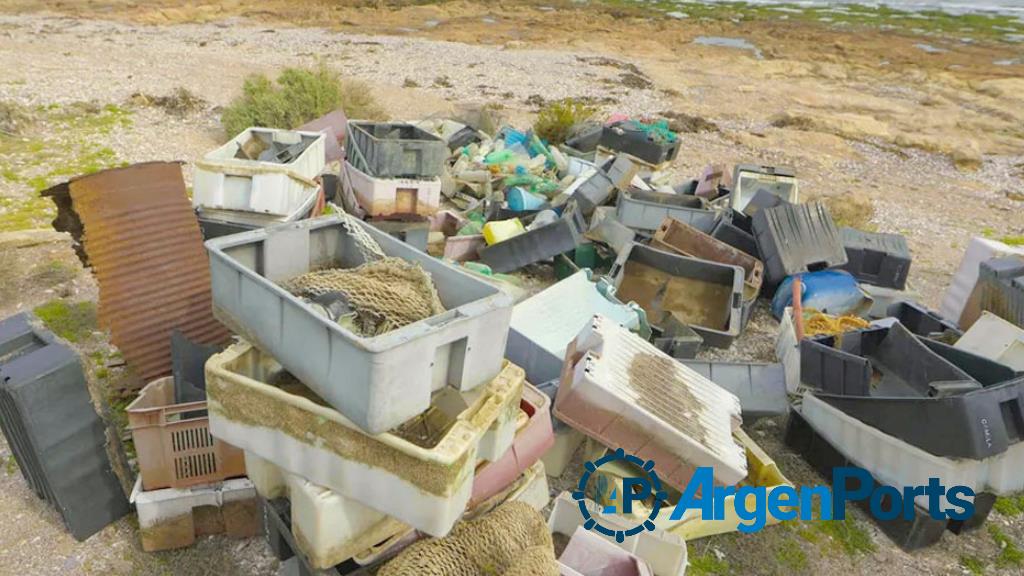 La Armada trasladará a Puerto Camarones la basura plástica que se acumula en isla Tovita