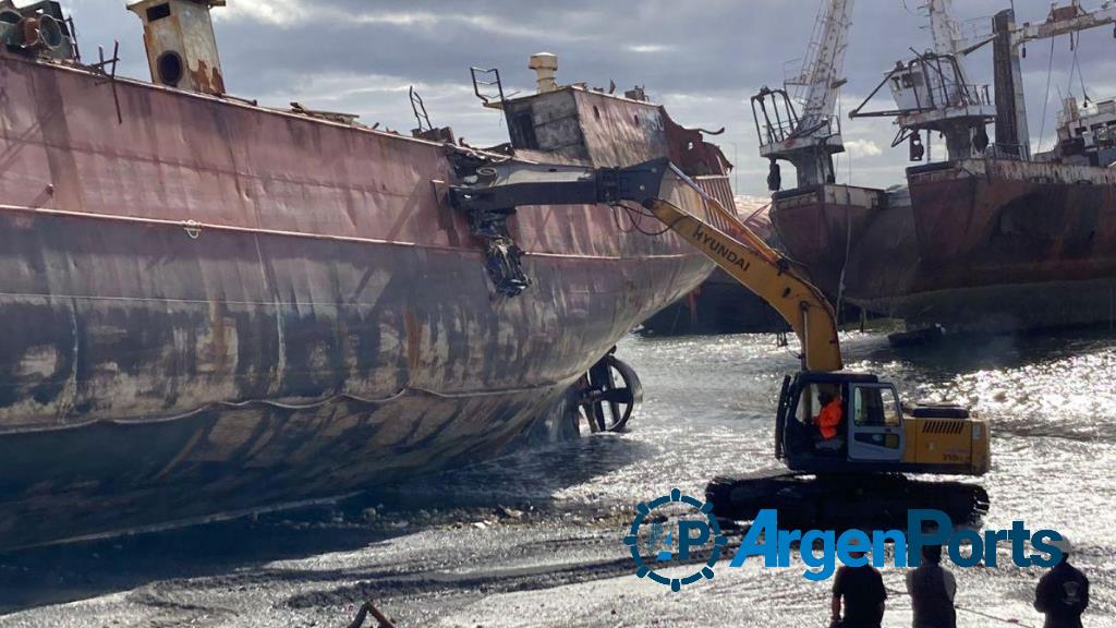 Puerto Madryn: continúa realizándose el desguace del Pescargen IV