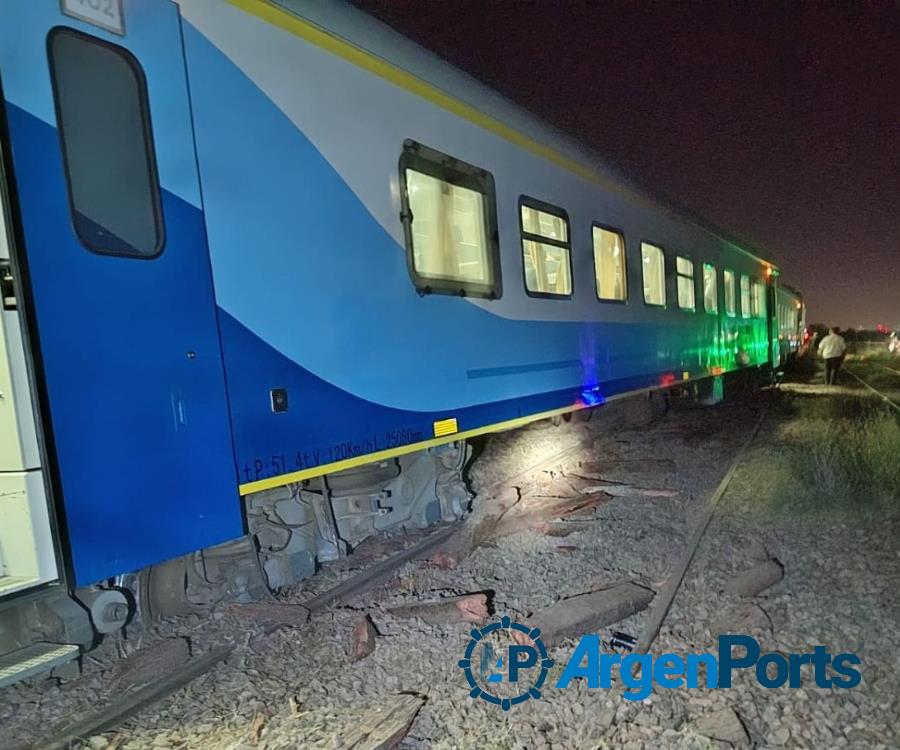 En fotos: descarriló el tren que unía Buenos Aires con Bahía Blanca