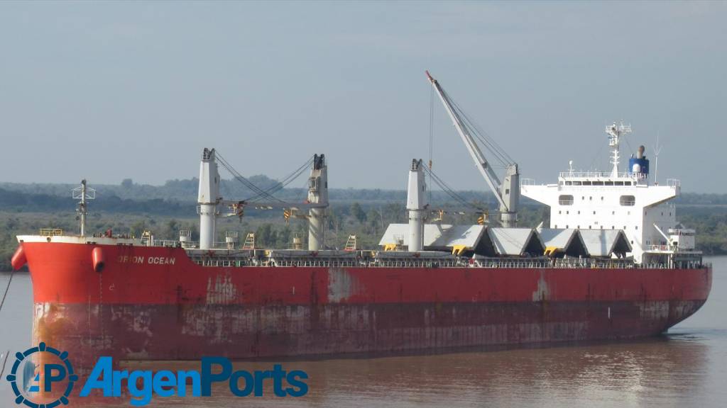 Un buque granelero varó en el río Paraná e interrumpe la navegación