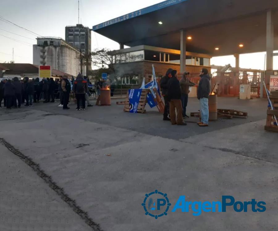 Mar del Plata: obreros bloquean el acceso a terminales portuarias en reclamo de paritarias