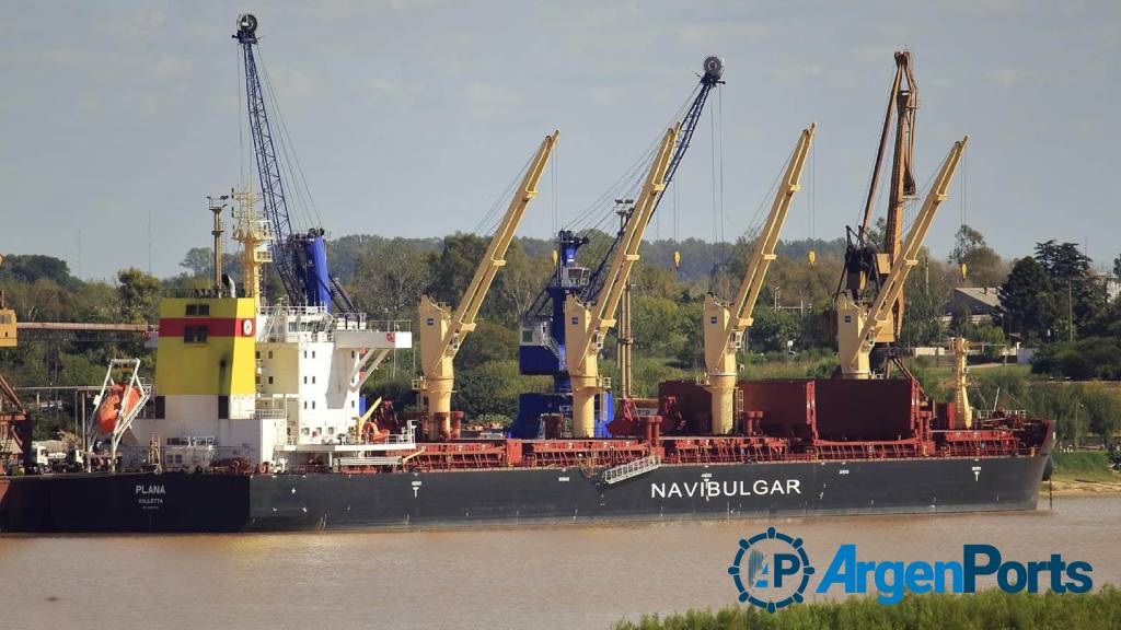 Un buque lleva un mes esperando poder descargar fertilizantes en San Nicolás