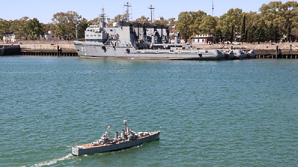 Presentaron una maqueta del crucero ARA “General Belgrano” en Puerto Belgrano