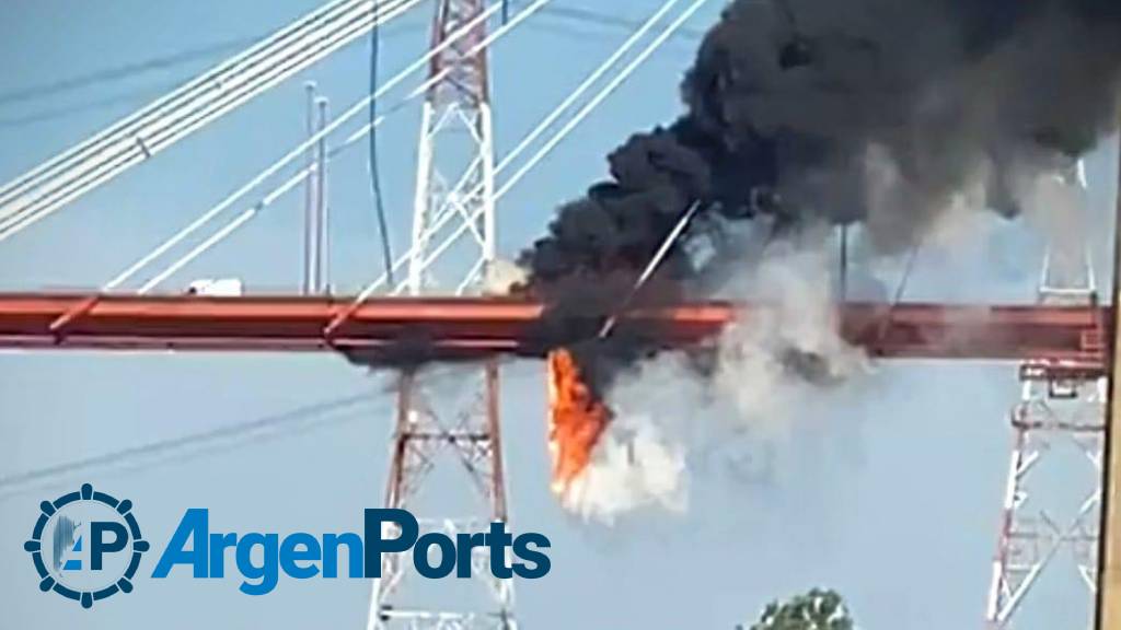 En video: espectacular incendio de un camión en el puente Zárate Brazo Largo