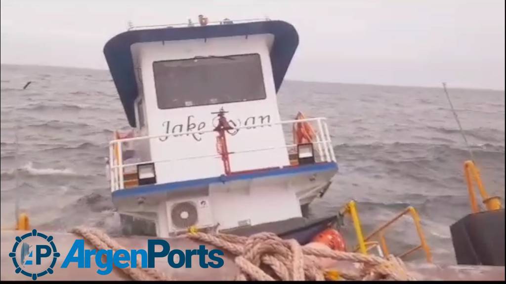 En video: se hundió un remolcador paraguayo cerca de la represa de Yacyretá