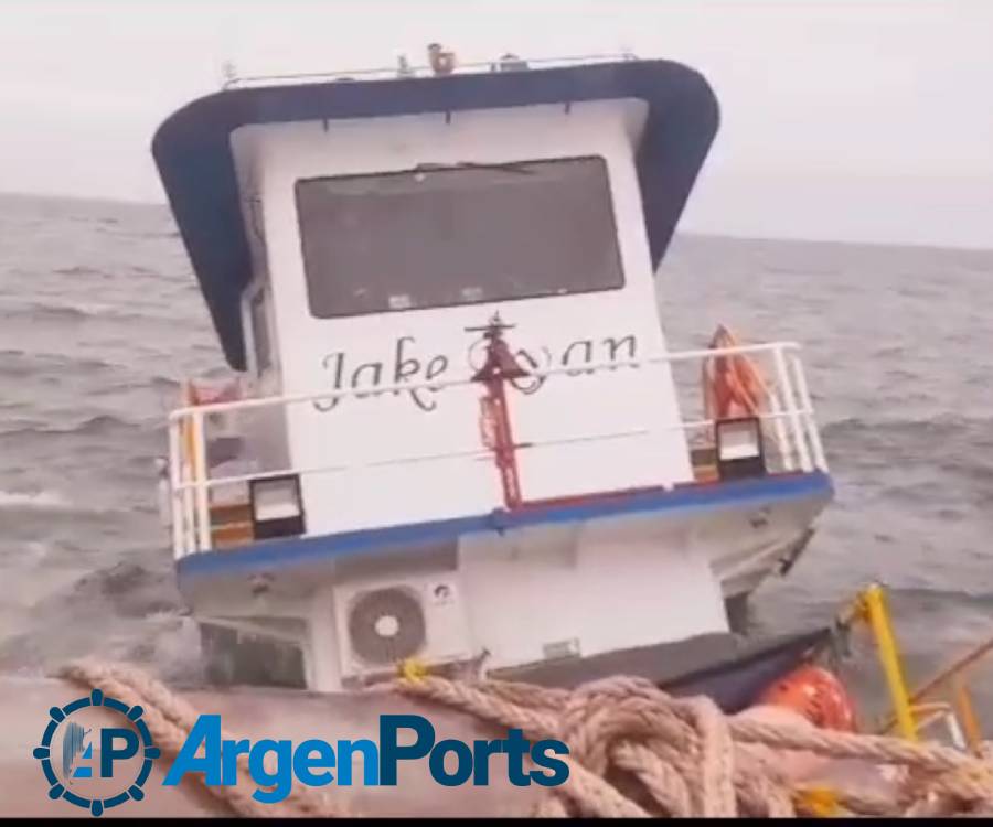 En video: se hundió un remolcador paraguayo cerca de la represa de Yacyretá