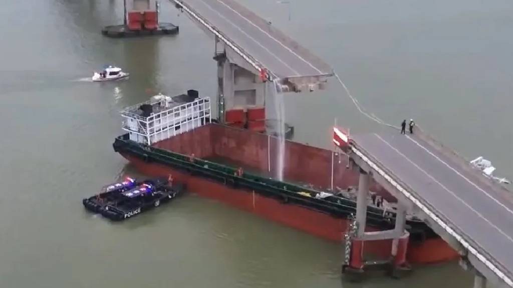 En video: un buque chocó contra un puente en China y hay cinco muertos