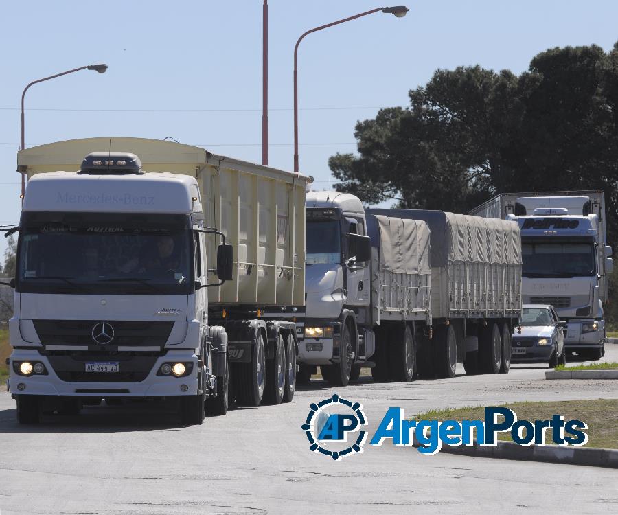 El feriado largo no frenó el ingreso de camiones a los puertos del Gran Rosario