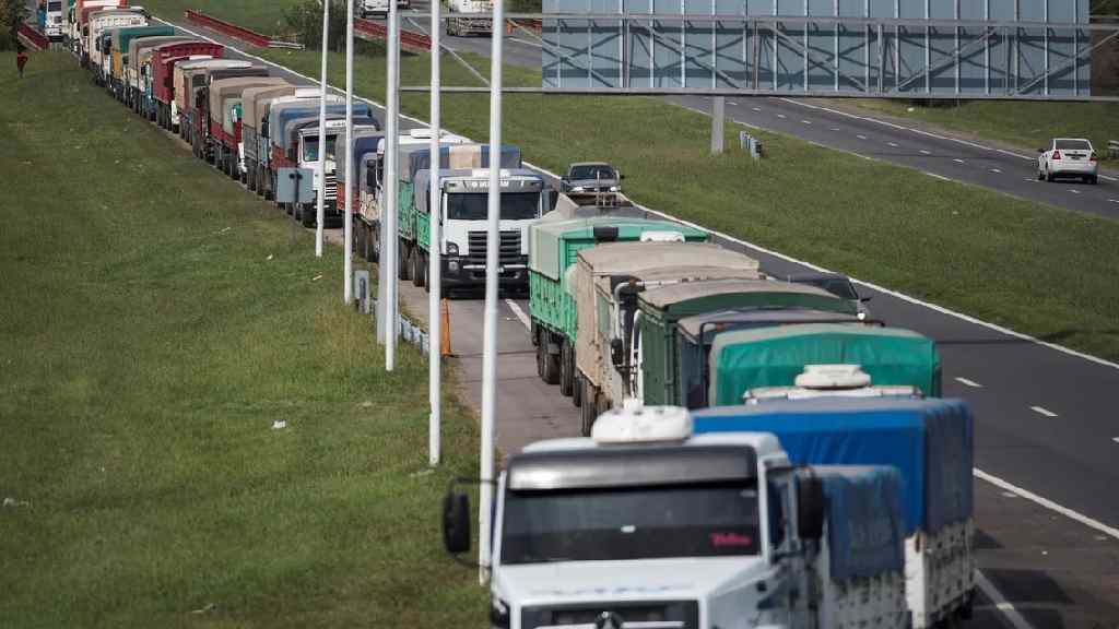 Un aluvión de camiones colapsa las rutas y puertos del sur santafesino
