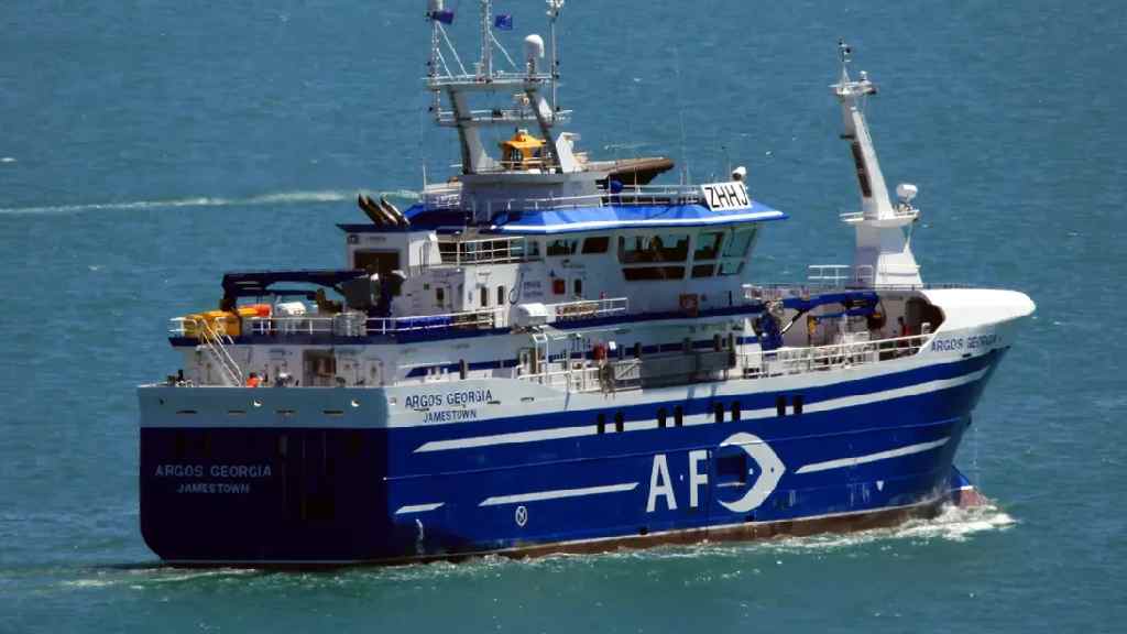 Ocho muertos y cinco desaparecidos tras el hundimiento de un pesquero cerca de Malvinas
