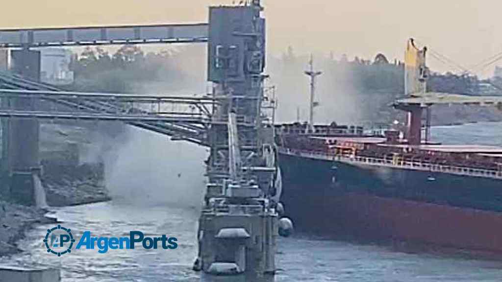 En video: un buque granelero embistió el muelle de Vicentín en San Lorenzo