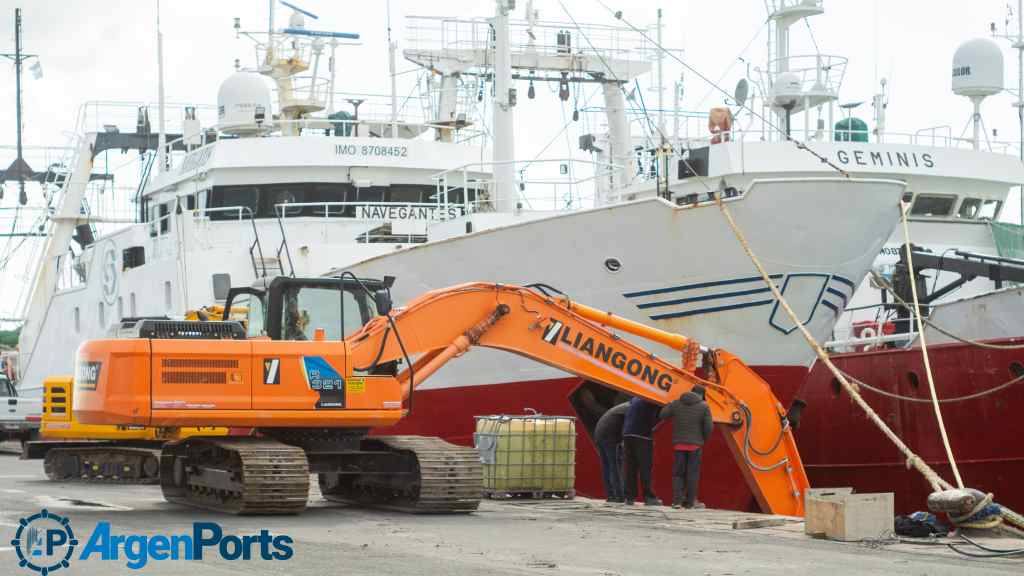 Avanza la colocación de defensas para muelles en el puerto de Mar del Plata