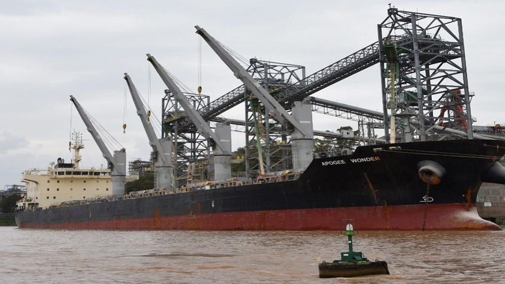 Por la bajante, algunos barcos salen del río Paraná con 10 mil toneladas menos
