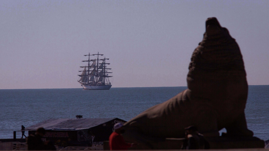 En fotos: la fragata Libertad llegó a Mar del Plata y fondeará en el mar hasta el domingo