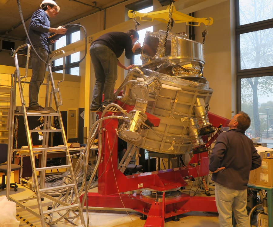 Llegó al puerto de Buenos Aires un telescopio para iniciar estudios sobre el Big Bang