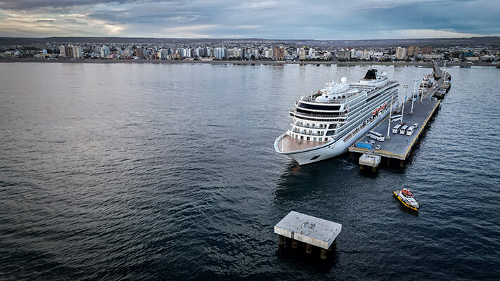 El crucero Viking Jupiter, de bandera noruega, arribó al muelle Comandante Luis Piedra Buena