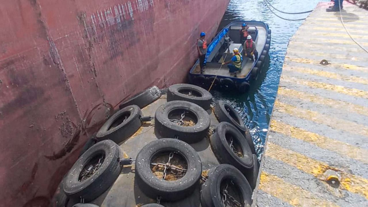 Trabajos en las defensas del Giro 1 de Puerto Quequén
