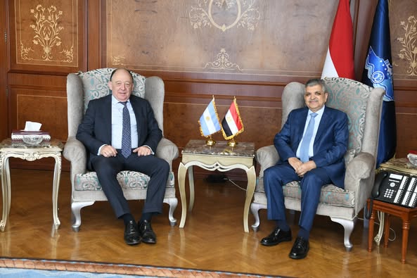 El presidente de la Autoridad del Canal de Suez (SCA), Osama Rabie, junto al embajador argentino en El Cairo, Holger Martinsen, el lunes.